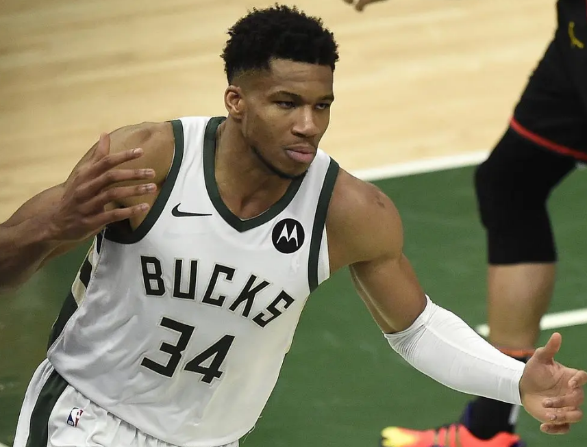 雄鹿大胜爵士,直落两局取胜 雄鹿大胜爵士,直落两局取胜