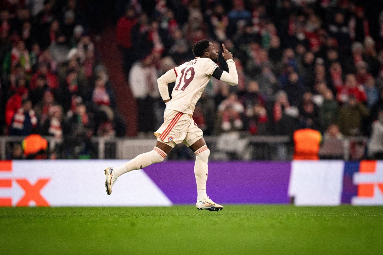 欧冠比赛中，拜仁慕尼黑击败皇家马德里——德国劲旅再次登顶