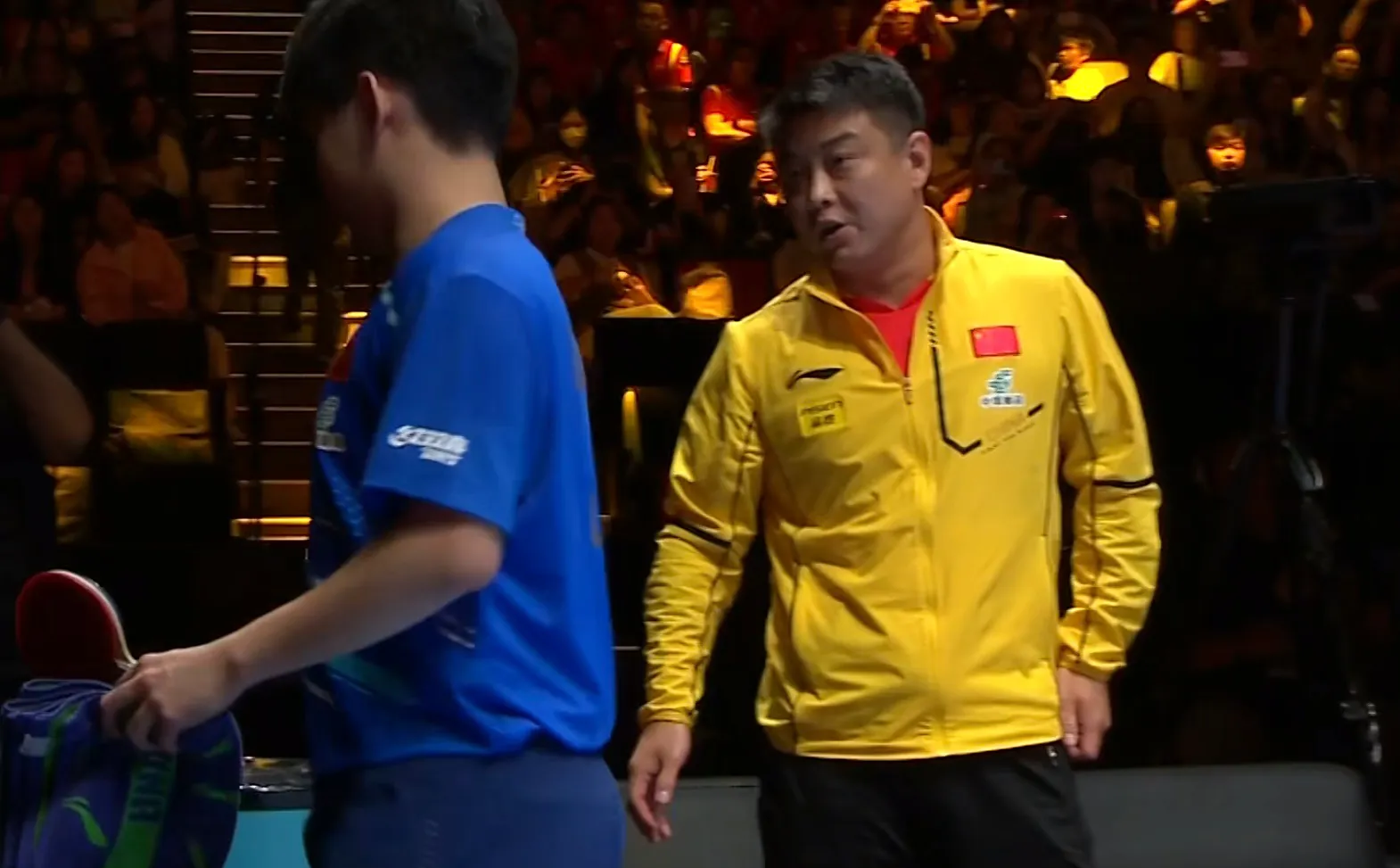 紧张的比赛结束,胜利者笑逐颜开 紧张的比赛结束,胜利者笑逐颜开